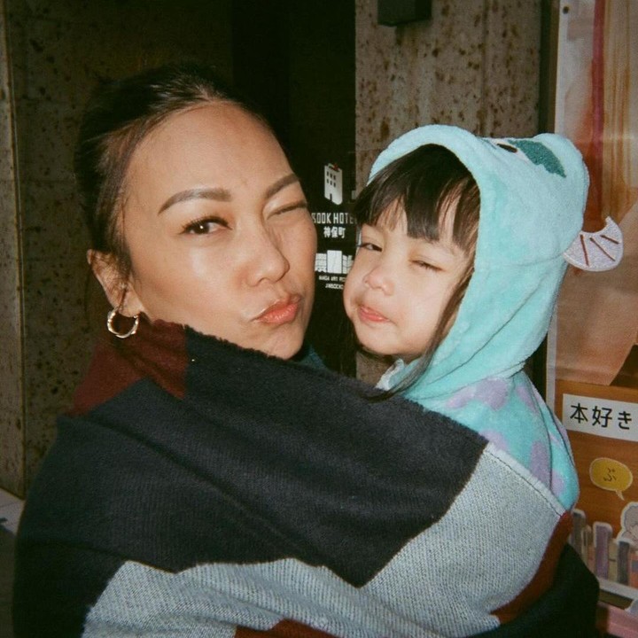 <p>Bunda generasi 90-an mungkin sudah tak asing lagi dengan Riafinola Ifani Sari atau yang kerap dipanggil Nola. Menikah pada 2004 dengan Baldy Mulya Putra, perempuan kelahiran 1978 ini sekarang merupakan Bunda dari 4 anak. (Foto: Instagram @riafinola).</p>