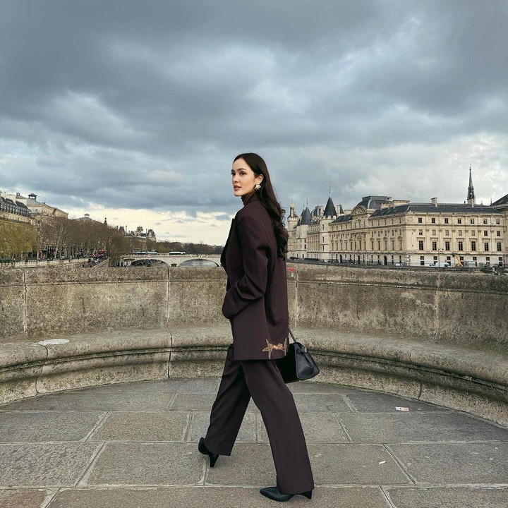 <p>Dalam berbagai tempat yang dikunjungi, Cathy Sharon selalu terlihat keren dan fashionable. (Foto: Instagram @cathysharon)</p>