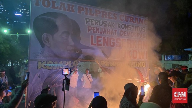 Massa aksi tolak pemilu curang bubar di depan KPU sekitar pukul 19.45 WIB.