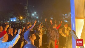 Asap Hitam Membubung di Depan Kantor KPU, Massa Demo Bakar Sampah