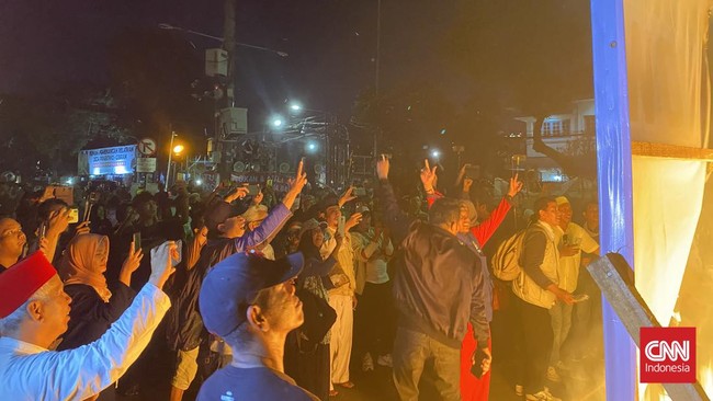 Massa aksi penolakan terhadap hasil penetapan Pemilu 2024 membakar sampah di depan Kantor KPU RI, Jakarta Pusat, Rabu (20/3) malam.
