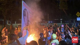 Demo di Depan KPU, Massa Bakar Spanduk Jokowi-Anwar Usman