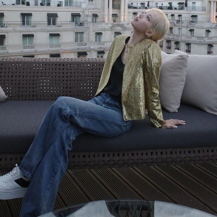 <p>Di foto yang satu ini, Lisa terlihat <em>fancy</em> sekaligus modis dengan sequin jacketnya yang berwarna <em>gold</em> dan <em>inner</em> hitam. Untuk bawahan Lisa memilih jeans biru gelap yang memberikan sentuhan kasual. (Foto: Instagram @lalalalisa_m)</p>