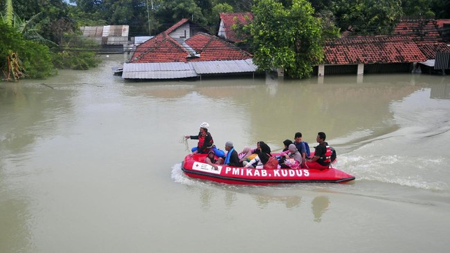 Peristiwa tanggul jebol di Jawa Tengah mengakibatkan 89 desa di Kabupaten Demak terendam banjir.