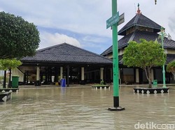 Halaman Masjid Agung Demak Terendam Banjir Sejak Semalam