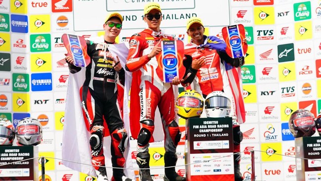 Pembalap Indonesia, Andi Gilang, berhasil mengalahkan pembalap asal Malaysia, Hafizh Syahrin, di kelas ASB1000 pada Race 2 ARRC Buriram 2024.