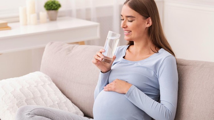 Ibu hamil minum es Ibu hamil minum es