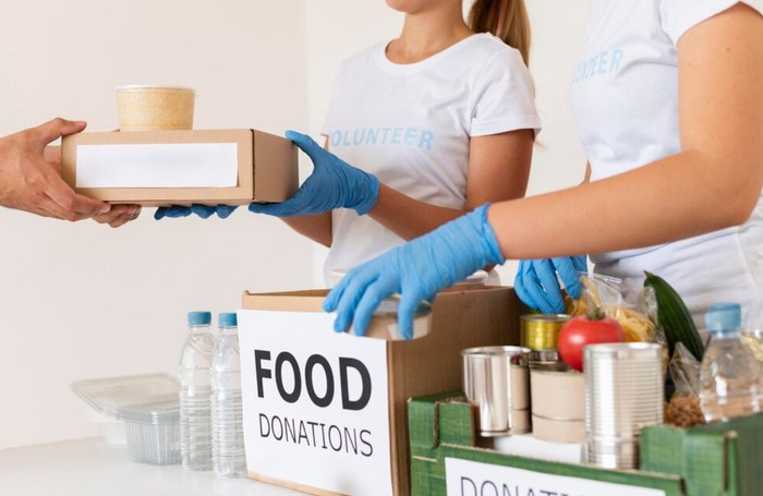 Ilustrasi berbagi makanan