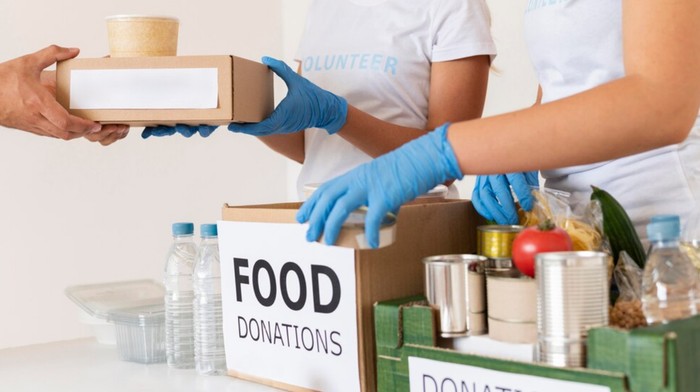 Ilustrasi berbagi makanan