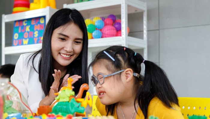 Ilustrasi Mengasuh Anak Down Syndrome