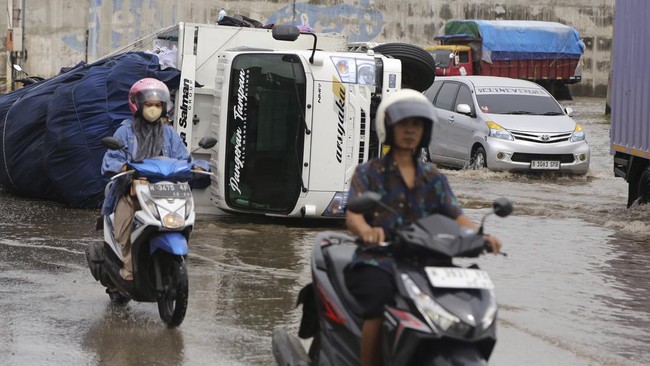 FOTO: Jalur Pantura Semarang Mulai Dilalui Kendaraan Pascabanjir