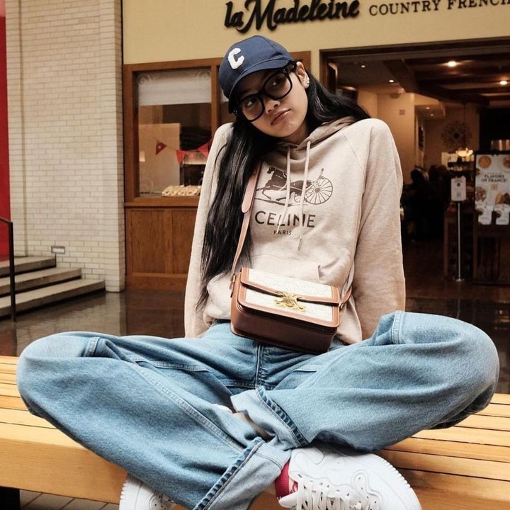 <p>Kali ini konsepnya santai kasual, Lisa mengenakan <em>hoodie</em> berwarna netral dan celana jeans biru muda serta sneakers putih. Tidak lupa, Lisa memilih <em>crossbody bag</em> cokelat yang menyempurnakan perpaduan warnanya. (Foto: Instagram @lalalalisa_m)</p>