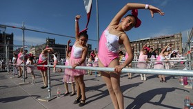 FOTO: Rayakan Perempuan, Ratusan Orang Jadi Balerina di Meksiko
