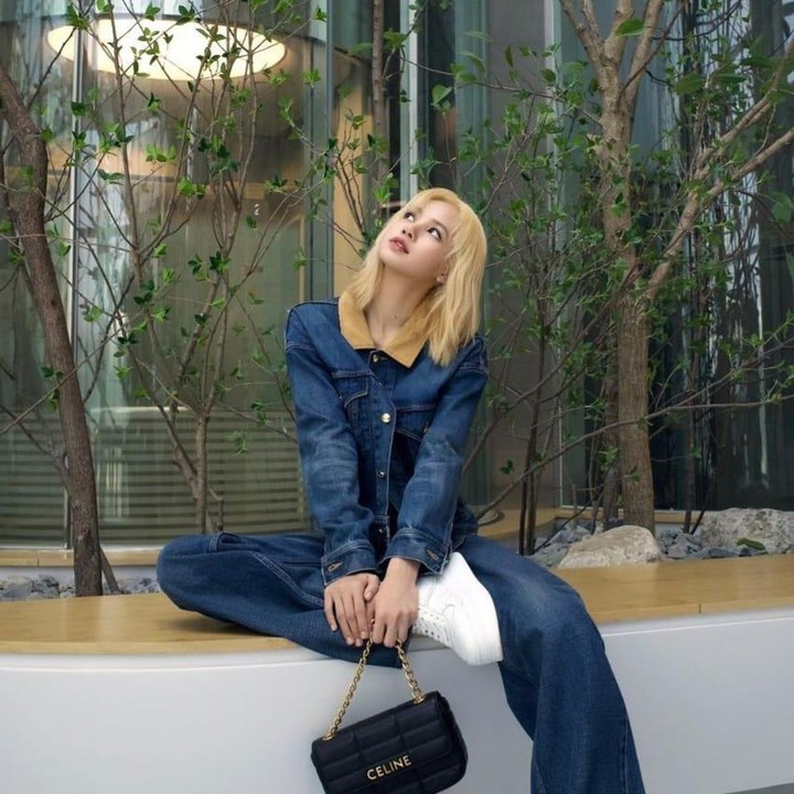 <p>Lisa BLACKPINK terlihat sangat modis dengan set pakaian denim biru tua dan <em>sneakers</em> putih sembari membawa tas hitam yang membuatnya makin elegan. (Foto: Instagram @lalalalisa_m)</p>