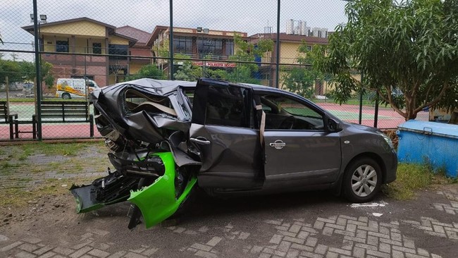 Pengendara Supercar Porsche 911 Carrera S nopol B 333 LKA yang menabrak Grand Livina di Tol Sidoarjo, meminta kasus ini diselesaikan secara kekeluargaan.