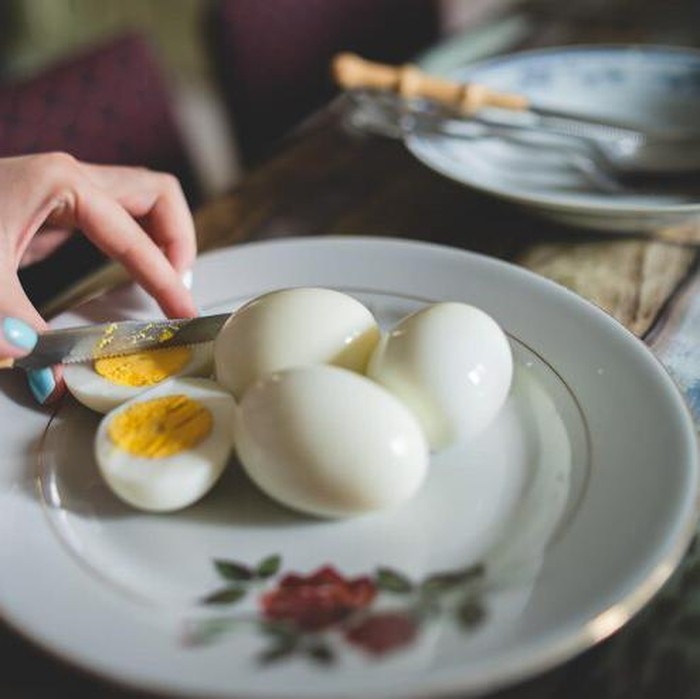 Makan telur ayam kampung/Foto: Freepik.com/EyeEm