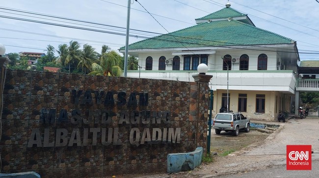 Tiga susun atap Masjid Kampung Airmata melambangkan tiga suku besar yang mendiami Kota Kupang saat itu yakni Suku Timor, Suku Rote, dan Suku Sabu (Tirosa).