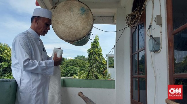 Tiga susun atap Masjid Kampung Airmata melambangkan tiga suku besar yang mendiami Kota Kupang saat itu yakni Suku Timor, Suku Rote, dan Suku Sabu (Tirosa).