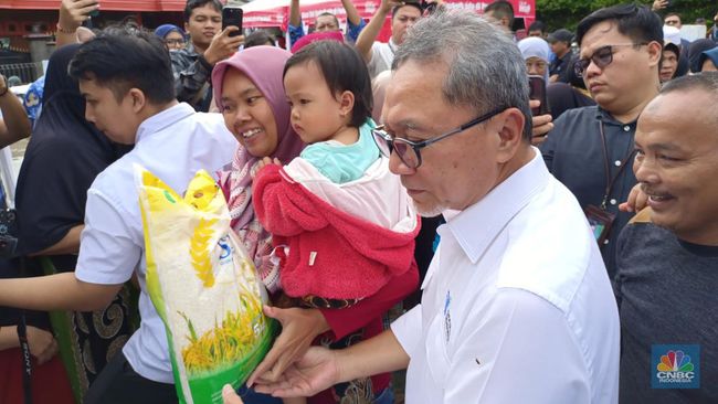 Mendag Zulhas Traktir 1 Ton Beras SPHP Bulog ke Emak-Emak di Bogor