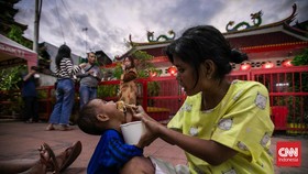 FOTO: Klenteng Petak 9 Berbagi Takjil Gratis Selama Ramadan