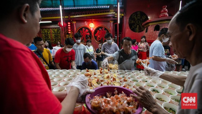 Vihara Dharma Bakti di Glodok, Jakpus merayakan toleransi dengan membagi santapan buka puasa gratis selama Ramadan 1445 H hingga 5 April nanti.
