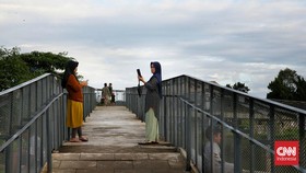 FOTO: Keseruan Warga Ngabuburit di Ruang Limpah Lebak Bulus