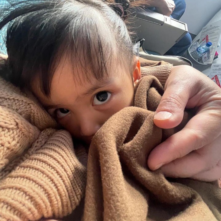 <p>Pada tahun 2021 lalu, Nola melahirkan anak bungsunya, yaitu Aladya Odetta Nakeya Ayu atau yang akrab disapa dengan Nakeya. Meski sudah berusia dua tahun lebih enam bulan, ternyata Nakeya masih diberikan ASI oleh Nola, Bunda. (Foto: Instagram @riafinola).</p>