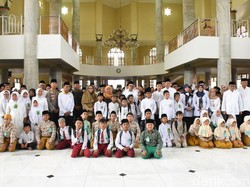 Pj Gubernur Jatim Serahkan Santunan 800 Anak Yatim-Dhuafa Kediri