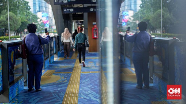 FOTO: Van Gogh dan Monet Bikin Romantis Halte Transjakarta