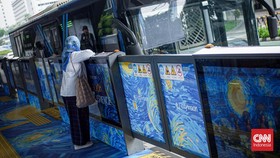 FOTO: Van Gogh dan Monet Bikin Romantis Halte Transjakarta