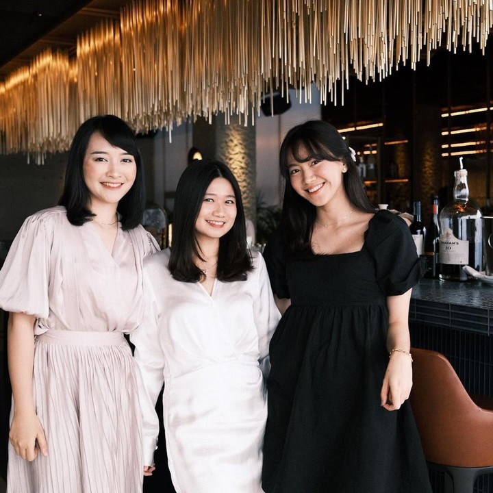 <p>Rupanya, penyanyi kelahiran 1998 ini sedang temu kangen dengan kedua temannya saat masih menjadi anggota JKT48, Bunda. Dalam unggahannya, eks Kapten JKT48 ini juga membagikan potretnya bersama Devi Kinal Putri dan Sonia Natalia. (Foto: Instagram @shanju).</p>