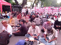 Massa Aksi di KPU Buka Puasa Bersama