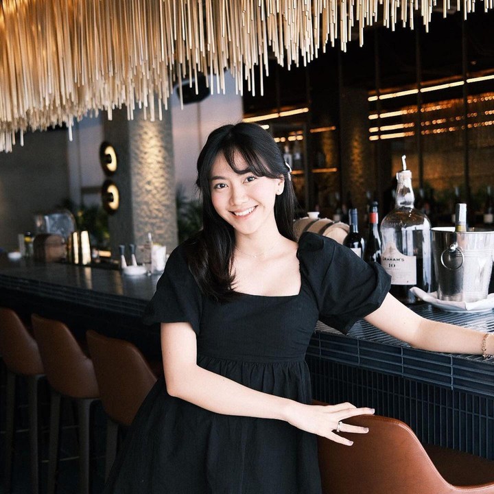 <p>Sembari menjalani trimester pertamanya, ibu hamil satu ini menyempatkan diri untuk berkunjung ke suatu restoran. Dalam akun Instagramnya, Shanju membagikan fotonya yang sedang berpose menggunakan dress hitam sambil tersenyum manis. (Foto: Instagram @shanju).</p>