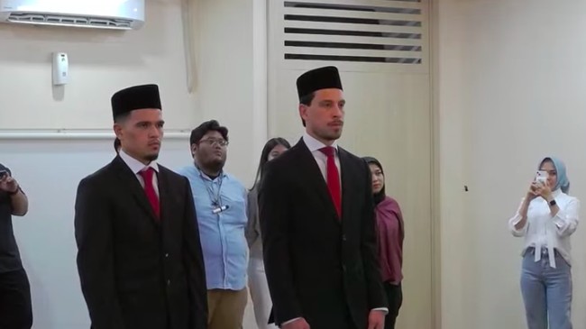 Ragnar Oratmangoen dan Thom Haye telah resmi menjadi Warga Negara Indonesia (WNI) sebagai bagian dari proses agar bisa memperkuat Timnas Indonesia.