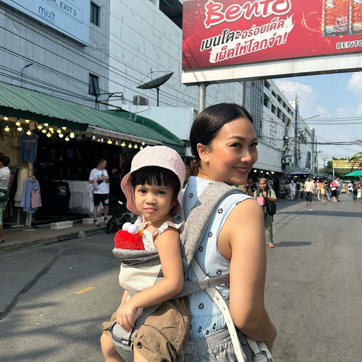 <p>Tak lupa, Nola juga meminta saran para Bunda lainnya mengenai menyapih. “Para moms punya cerita ya sama kah? Boleh share ceritanya disini untuk menghibur mama yang galau ini,” ujar Bunda yang juga merupakan seorang aktris. (Foto: Instagram @riafinola).</p>
