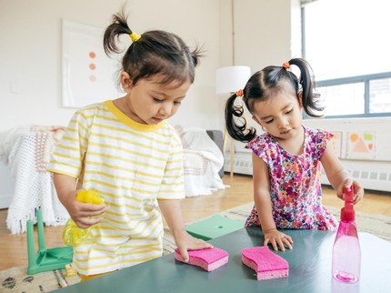 5 Cara Mengajarkan Anak Berteman di Sekolah, Salah Satunya Latihan Menyapa