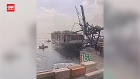VIDEO: Momen Kapal Kontainer Tabrak Crane di Pelabuhan Turki