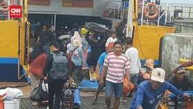 VIDEO: Cuaca Membaik, Ratusan Pemudik di Situbondo Akhirnya Naik Kapal
