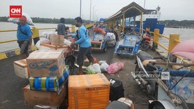 VIDEO: Pelabuhan Jangkar Dibuka, Antrean Warga Bawa Sembako Mengular
