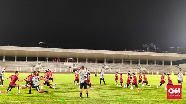 Latihan perdana Timnas Indonesia menjelang laga Kualifikasi Piala Dunia 2026 hanya dihadiri 22 pemain di Stadion Madya pada Senin (18/3).