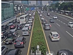 Tol Dalam Kota Macet, Antrean Kendaraan Mengular di Exit Kuningan