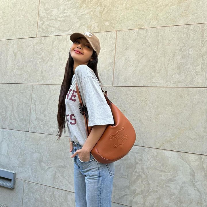 <p>Yang terakhir, gaya Lisa BLACKPINK satu ini dapat dengan mudah dicsontek, Bun. Ia memakai <em>sweatshirt</em> abu-abu dan celana jeans biru muda, serta <em>hobo bag</em> berwarna cokelat karamel. (Foto: Instagram @lalalalisa_m)</p>