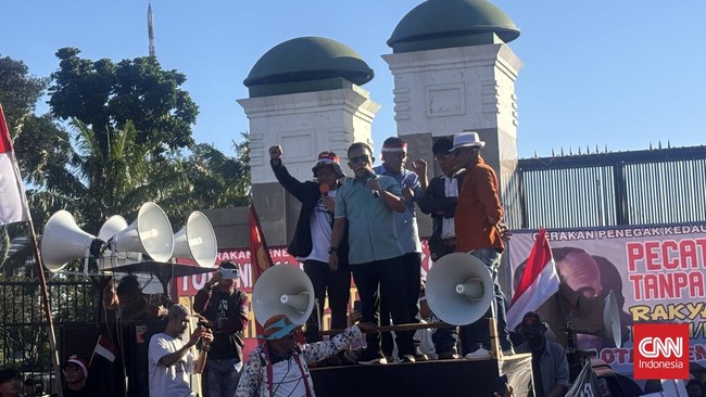 Anggota Fraksi PDIP Adian Napitupulu mengajak perwakilan massa aksi masuk ke dalam Gedung DPR untuk membahas tuntutan terkait hak angket Pemilu 2024.