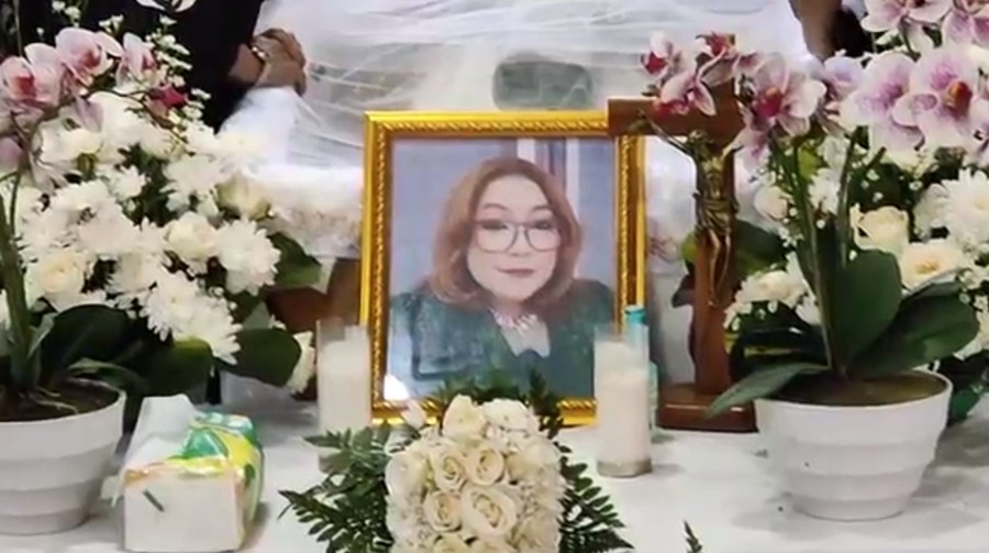 Adik Melly Goeslaw Adik Melly Goeslaw meninggal