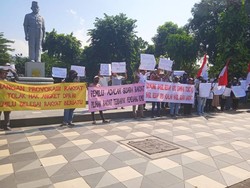 Aksi Damai di Surabaya, Massa Dukung Pemilu Damai-Hasil Rekapitulasi KPU