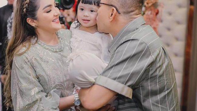 Anang Dikasih Hadiah Gerobak Kerupuk dari Ashanty