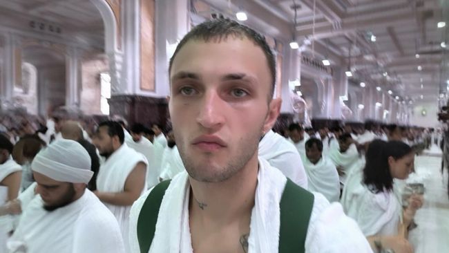 Anwar Hadid membagikan momen lewat unggahan di media sosial ketika umrah saat Ramadan 2024.