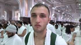Anwar Hadid Bagikan Momen Umrah saat Ramadan 2024