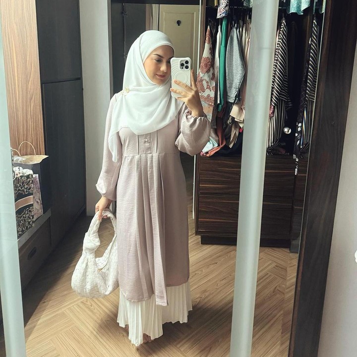 <p>Bagi para ibu hamil yang menyukai baju dengan nuansa earth tone, baju Irish Bella ini boleh dijadikan inspirasi, Bunda. Perpaduan warna off white dengan dusty pink ini akan membuat Bunda terlihat anggun dan tak berlebihan. (Foto: Instagram @_irishbella_).</p>