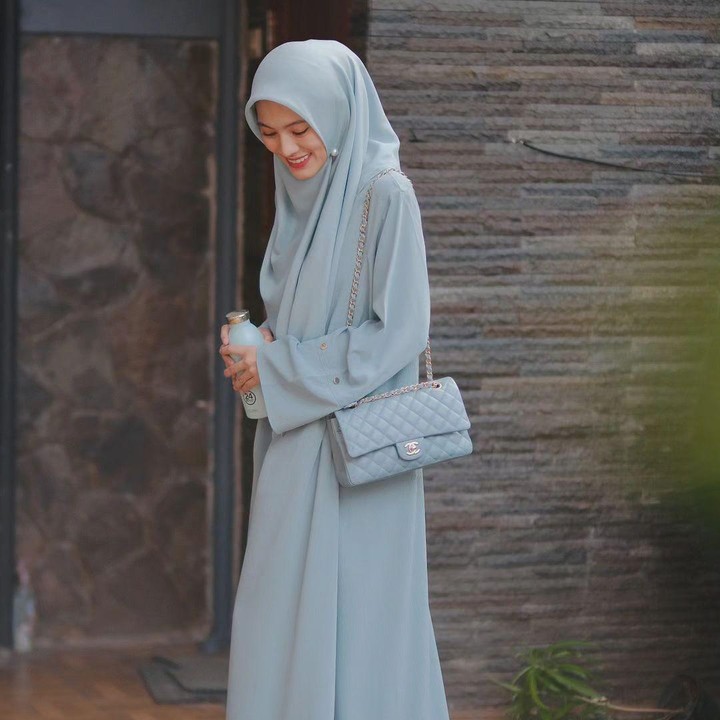 <p>Baju dan hijab berwarnakan soft blue seperti yang digunakan oleh Alyssa Soebandono ini juga mudah untuk ditiru lho, Bunda. Jangan lupa, tambahkan sedikit aksesoris seperti bros mutiara agar penampilan semakin cantik. (Foto: Instagram @ichasoebandono).</p>
